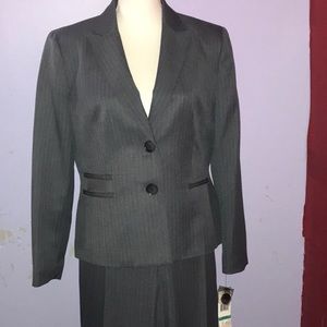 Woman’s business suit Le Petite